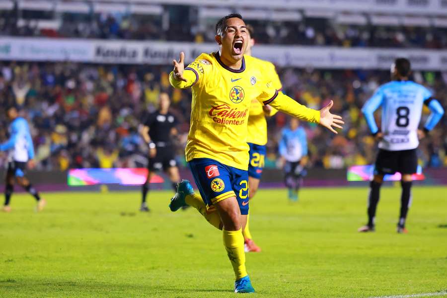 Antonio Álvarez celebra el gol anotado.