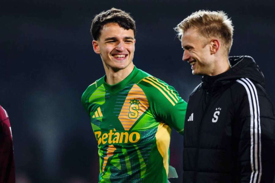 Brankář Sparty Jakub Surovčík debatuje se spoluhráčem Jaroslavem Zeleným.