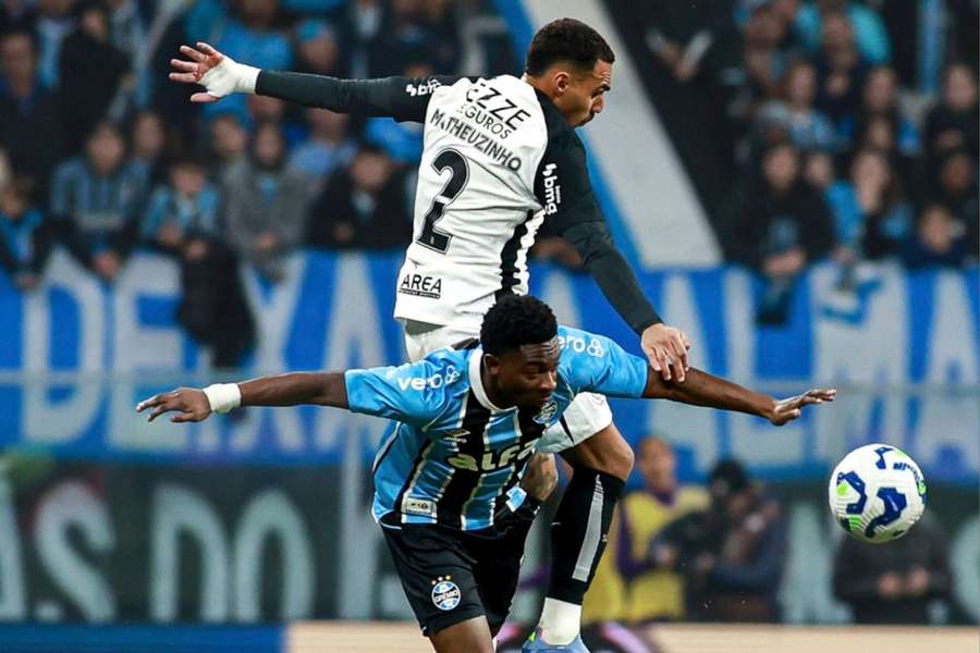 Grêmio e Corinthians fizeram jogo de tempos distintos