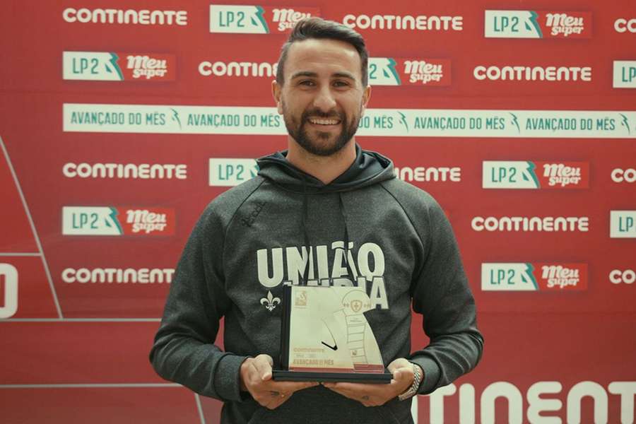 Juan Muñoz com o prémio de melhor avançado do mês
