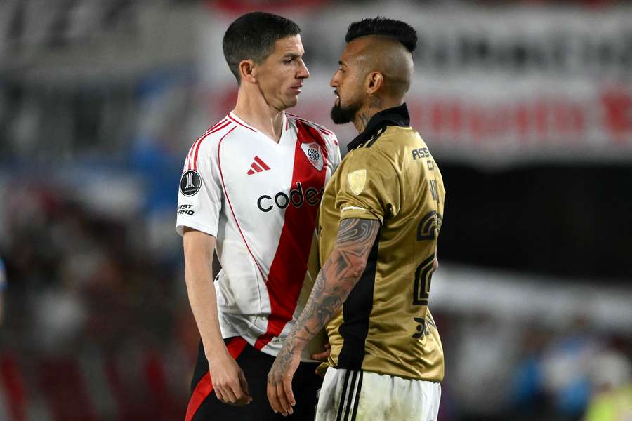 Arturo Vidal se encara con Ignacio Fernández, de River Plate