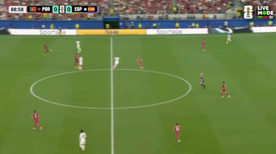 Jogadores espanhóis a aproximarem da zona onde a bola vai ser disputada