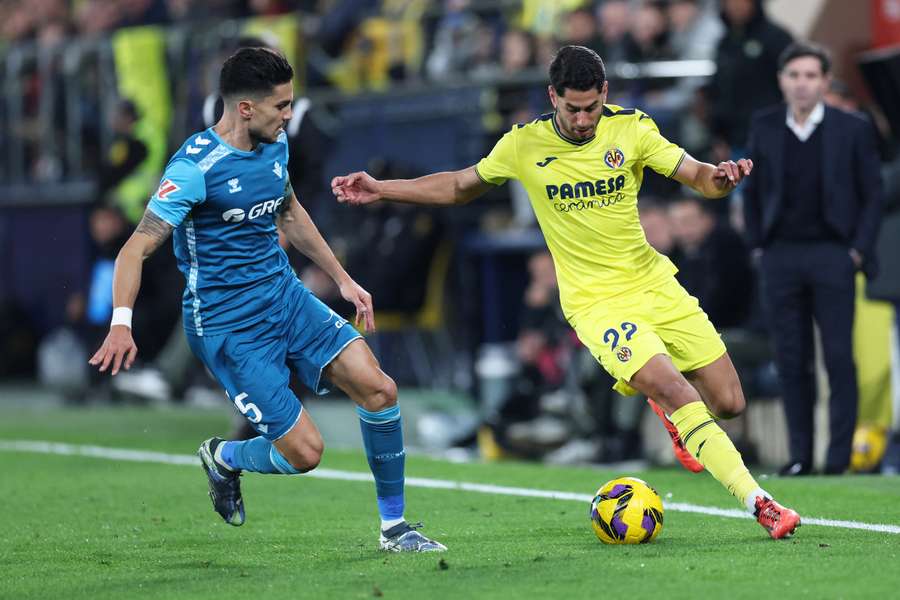 Ayoze ante Bartra, en el Villarreal-Betis