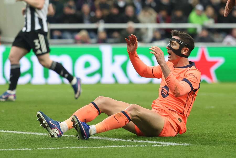 Newcastle zadało cios w końcówce, Barcelona musi odwrócić wynik na Camp Nou