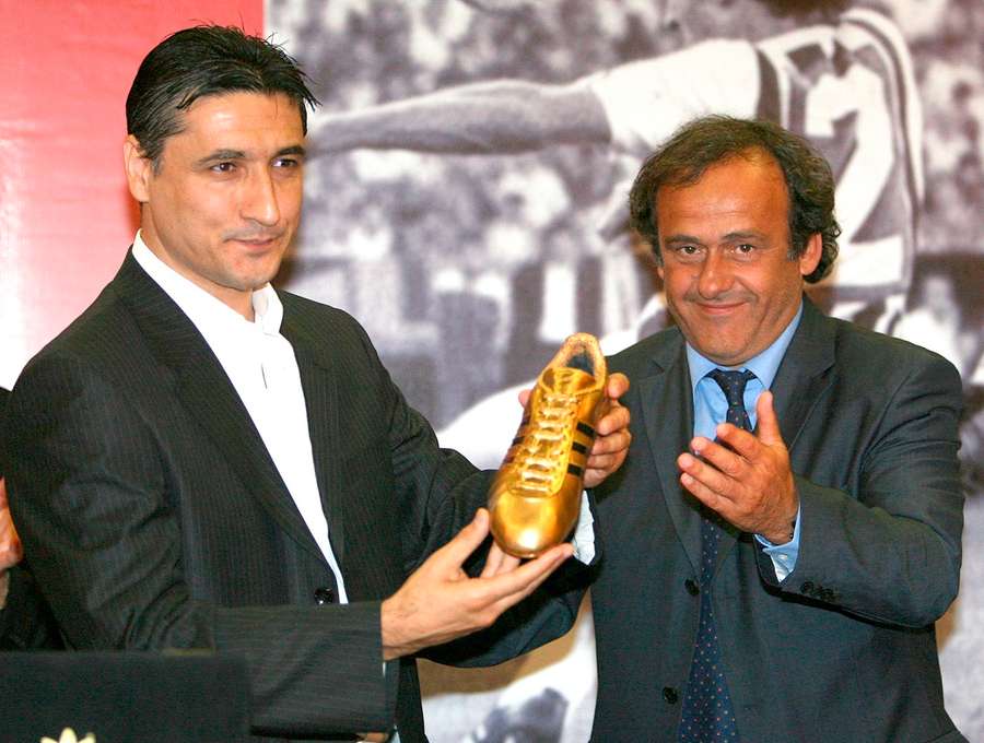 Pancev receives a European Golden Shoe from Michel Platini in 2006 for his 1990/91 season