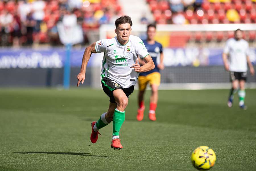 Mario García, durante un partido con el Racing ante el Andorra la pasada campaña