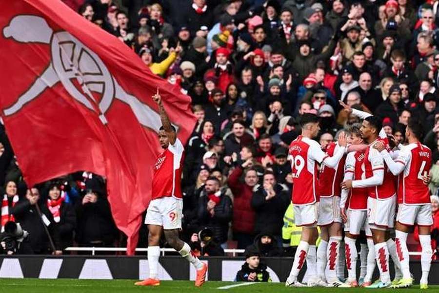 A festa dos jogadores do Arsenal no Emirates