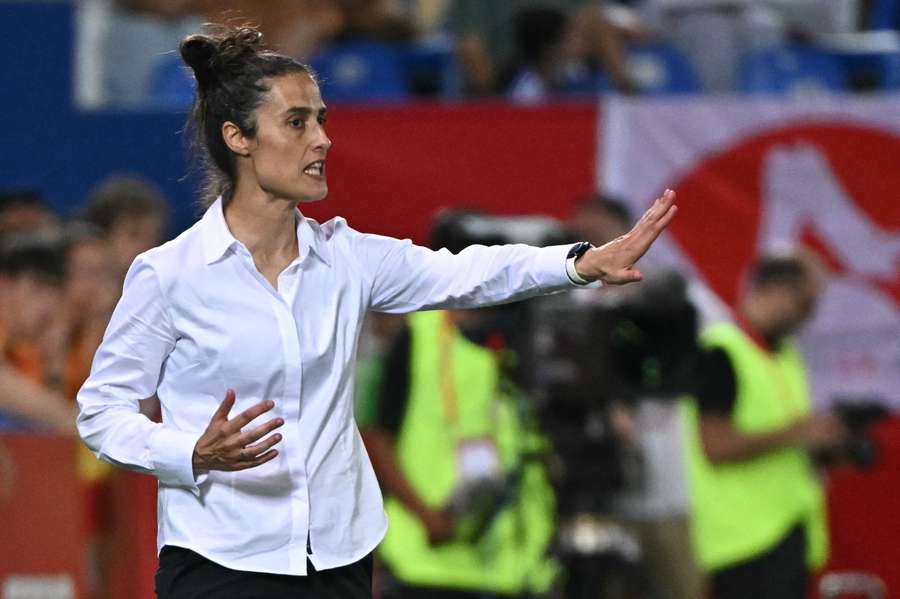 Montse Tomé da órdenes