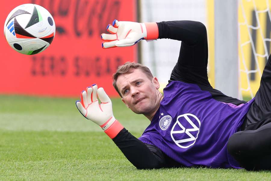 Manuel Neuer staat maandagavond na anderhalf jaar weer in de basis bij Duitsland