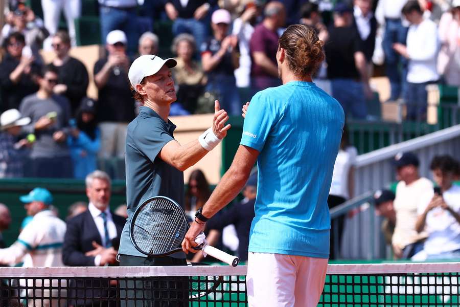 Jannik Sinner (a sinistra) e Alexander Zverev (a destra) nell’ultimo confronto a Monte Carlo