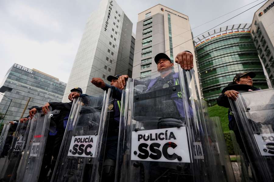 Medidas de segurança em frente ao hotel