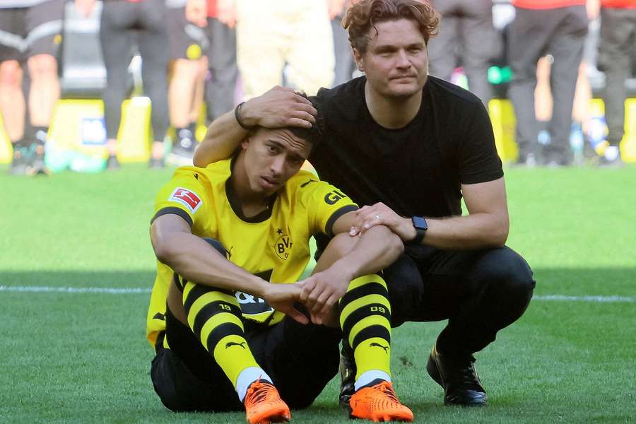 Jude Bellingham trøstes af Borussia Dortmunds træner Edin Terdzic efter den skuffende afslutning på Bundesligaen