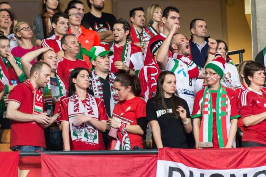 Węgierski Związek Piłki Nożnej pozwolił kibicom przynosić na mecze transparenty z wizerunkiem Wielkich Węgier