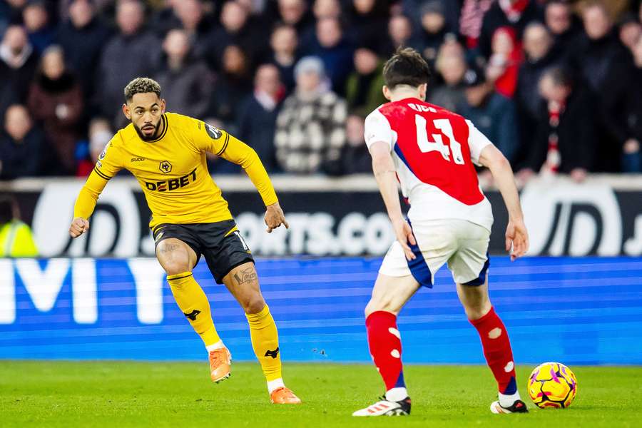 Matheus Cunha em ação diante do Arsenal