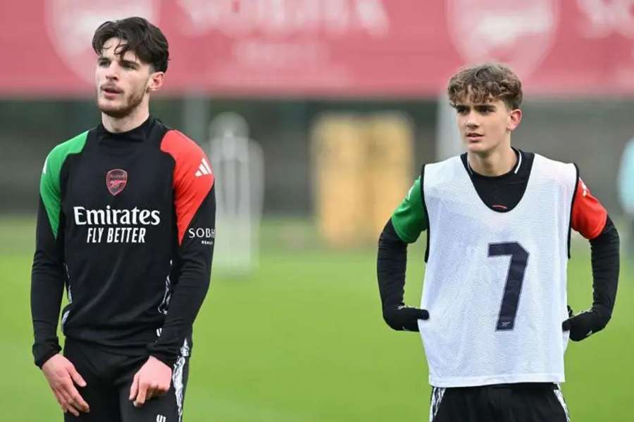 Declan Rice com Max Dowman no treino do Arsenal