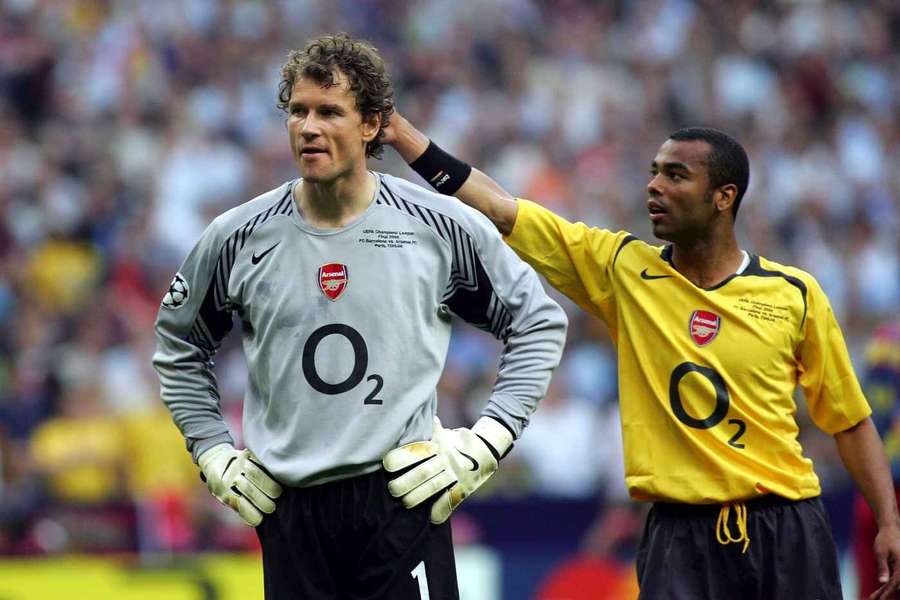 Ashley Cole tröstet Jens Lehmann nach dem verlorenen Endspiel.