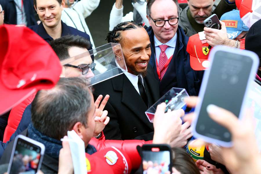 F1: Hamilton esordio in Ferrari, a Fiorano folla di tifosi