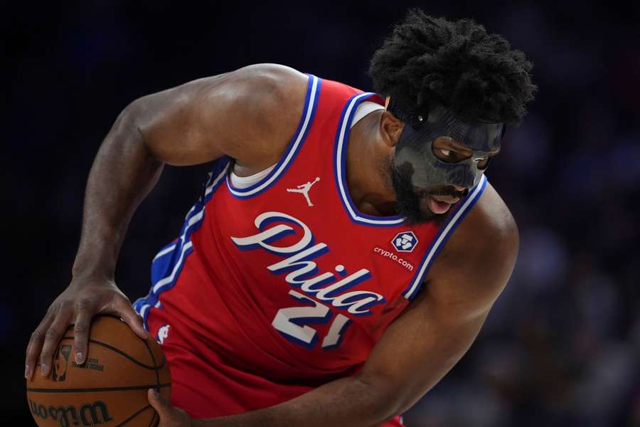 Embiid musí kvůli zlomenině ve tváři nosit masku.