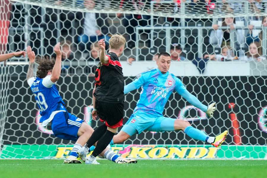 FC Midtjylland sætter Vejle let til vægs og stryger til tops i Superliga