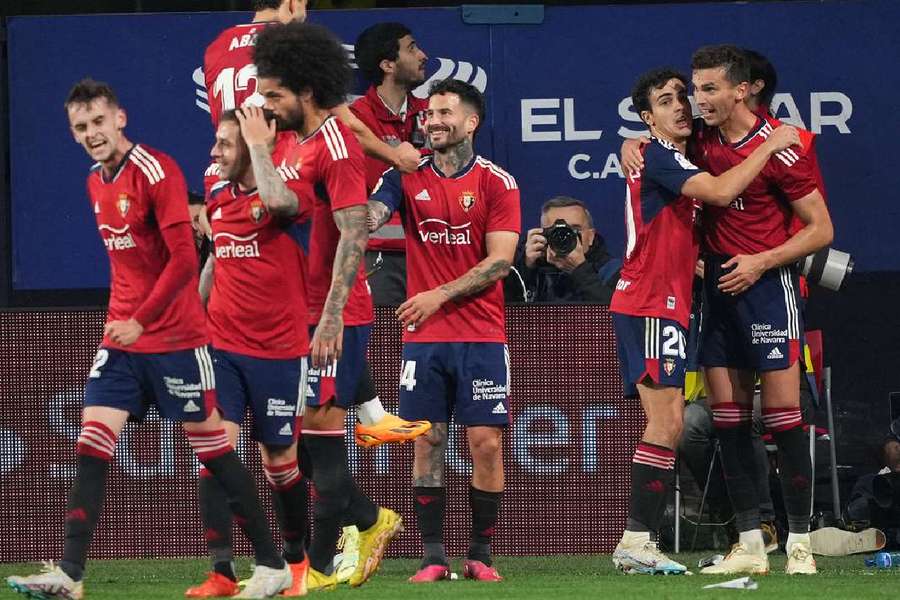 Os jogadores do Osasuna festejam o golo que selou a vitória 