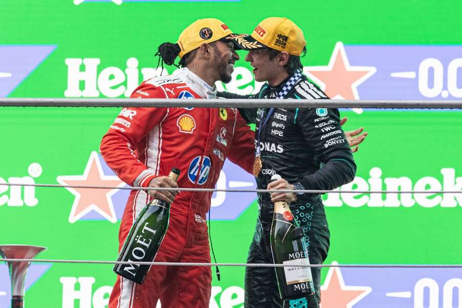 Kimi Antonelli a Lewis Hamilton na stupních vítězů.
