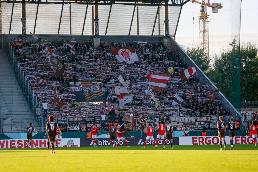 Die Kurve des FC St. Pauli während des Gatsspiels in Essen Die Kurve des FC St. Pauli während des Gatsspiels in Essen