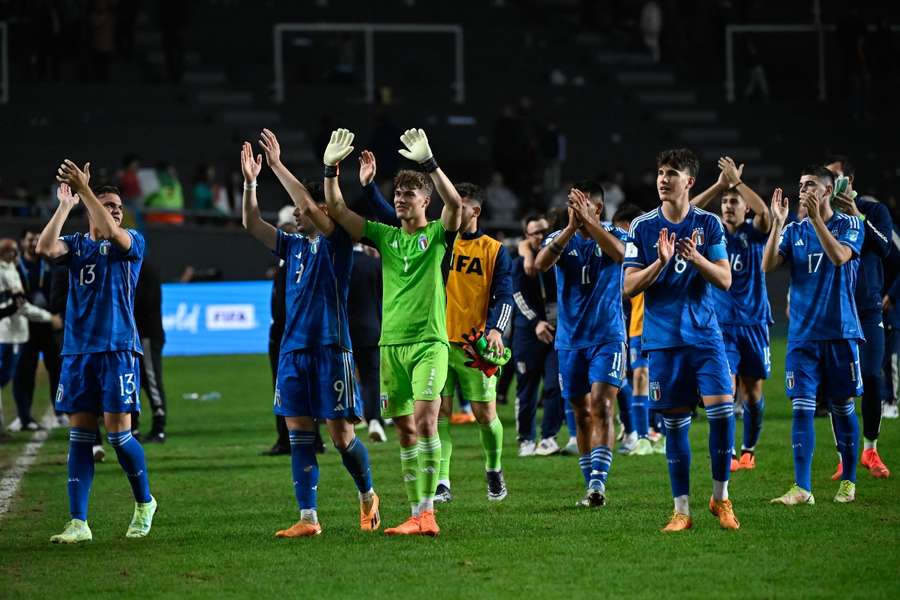 Los jugadores saludan a los hinchas italianos 