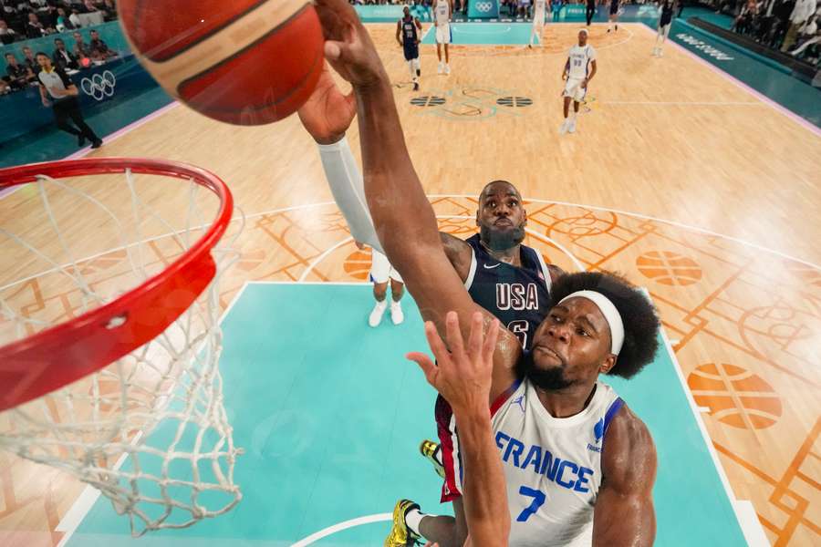 Guerschon Yabusele contre LeBron James aux JO. 