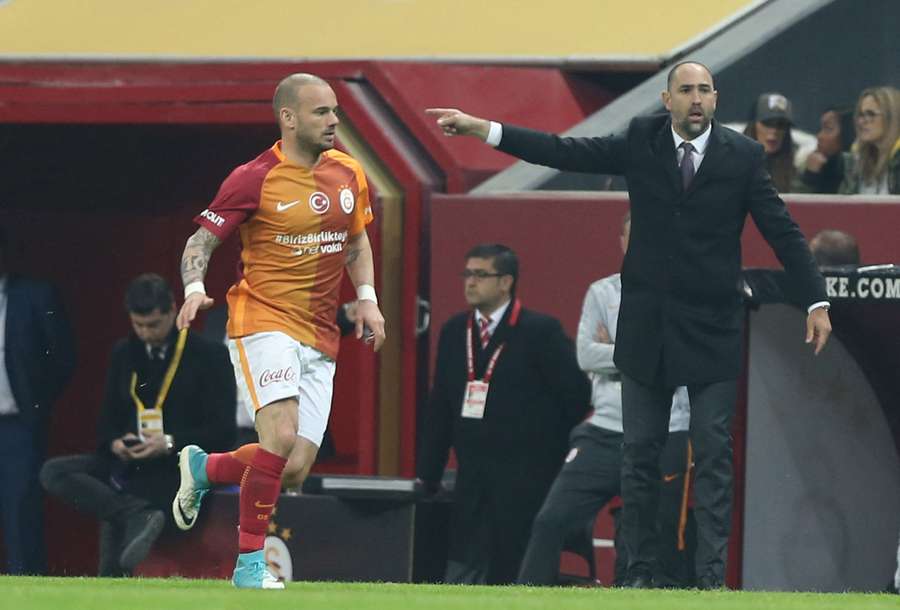 Igor Tudor, en el Galatasaray junto a Wesley Sneijder
