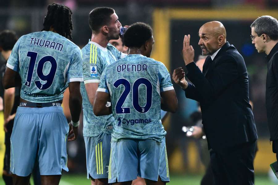 Luciano Spalletti catechizza i suoi uomini durante la gara contro la Cremonese Luciano Spalletti catechizza i suoi uomini durante la gara contro la Cremonese