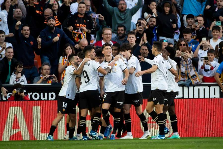 Los jugadores del Valencia celebran el gol de Pepelu de penalti ante el Granada