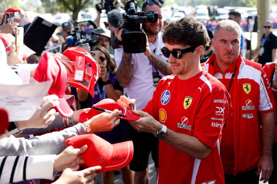 Bagno di folla per Charles Leclerc a Melbourne