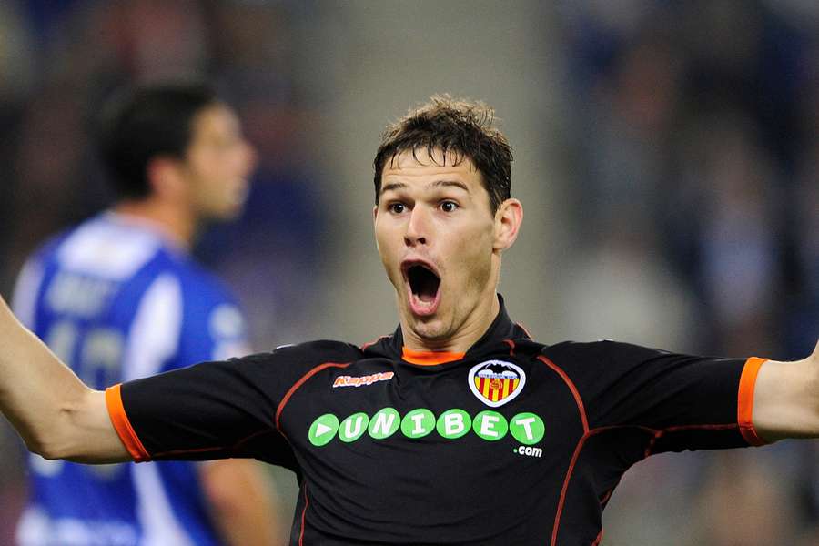 Nikola Zigic celebra un gol con el Valencia