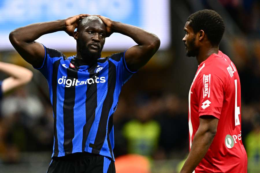 Romelu Lukaku lamenta a derrota para o Monza dentro de San Siro