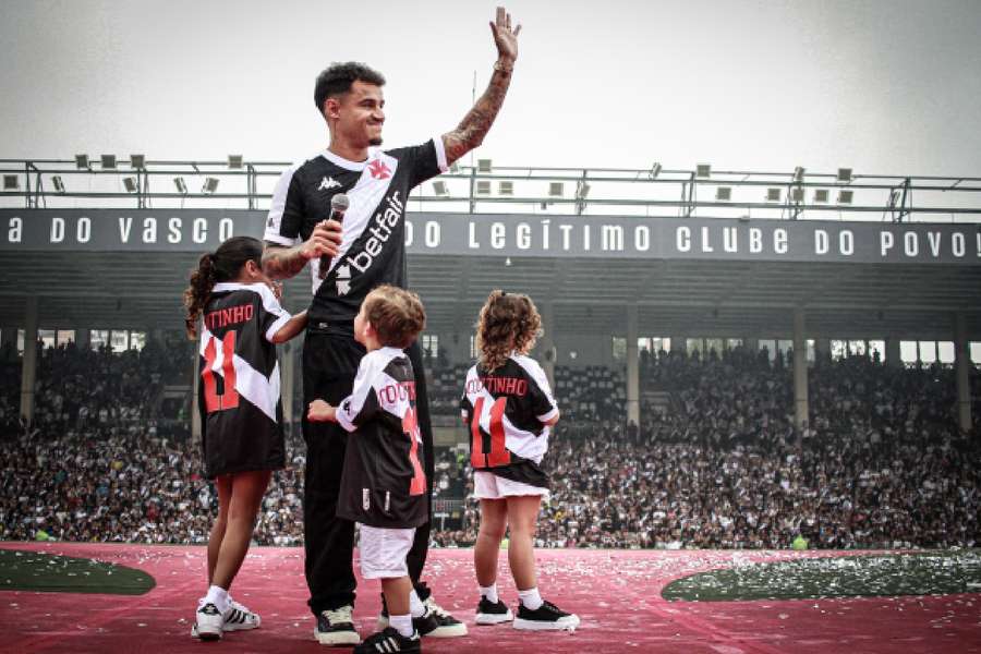 Ao lado dos filhos, Coutinho foi celebrado em São Januário