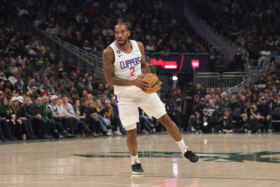 Kawhi Leonard igualou seu recorde de bolas três, acertando sete em nove 