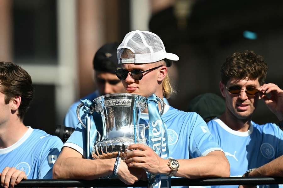 Haaland com o troféu da FA Cup durante desfile do Man City