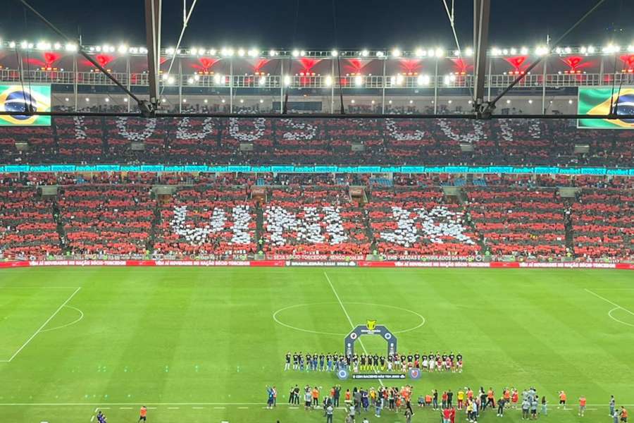 O mosaico dos adeptos do Flamengo de apoio a Vinícius Júnior