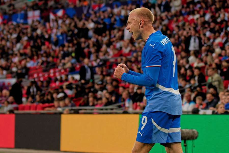 Þorsteinsson świętuje zdobycie bramki dla Islandii na Wembley.