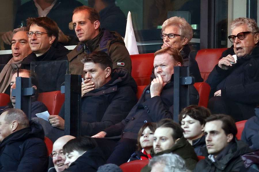 Een scoutende Koeman tijdens de wedstrijd Feyenoord-Ajax op 22 januari