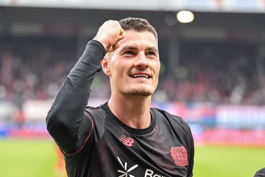 Patrik Schick dal dva góly při remíze Leverkusenu s Heidenheimem.