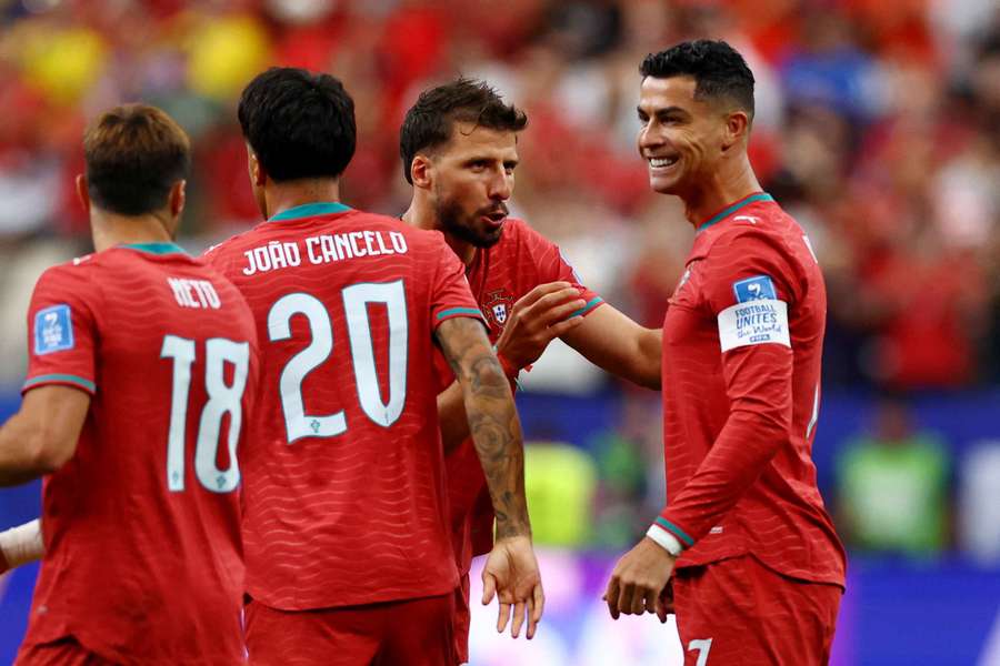Ronaldo (r.) lässt sich von seinen portugiesischen Teamkollegen feiern Ronaldo (r.) lässt sich von seinen portugiesischen Teamkollegen feiern