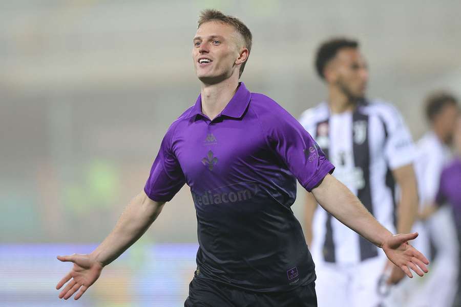 Albert Gudmundsson de la ACF Fiorentina sărbătorește după ce a marcat împotriva lui Juventus