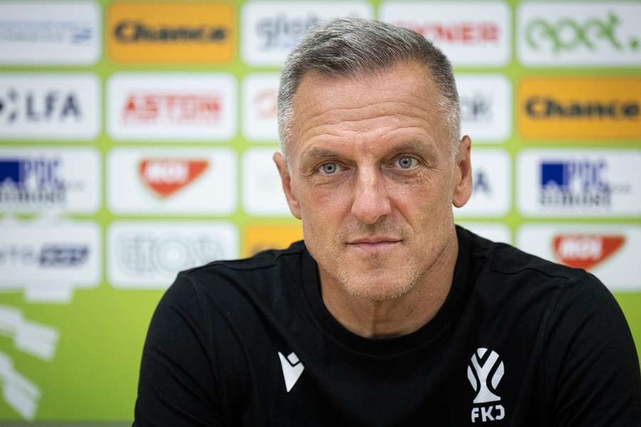 Kozel během tiskové konference.