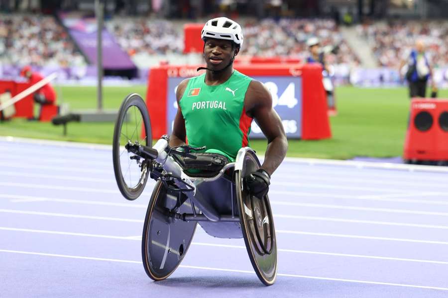 O atleta português Mamudo Baldé, após completar a final da prova de Atletismo 100m T54