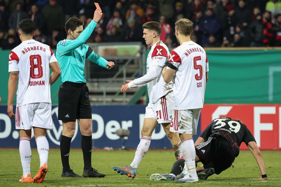 Schiedsrichter Dr. Matthias Jöllenbeck zeigt Nürnbergs Florian Flick im Spiel gegen Düsseldorf die rote Karte.