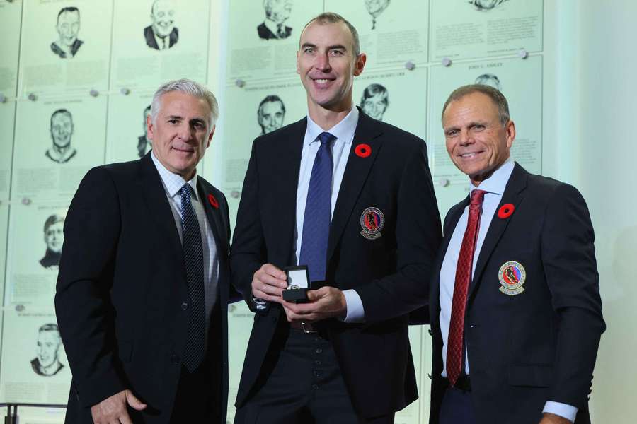 Ron Francis (vlevo) a Mike Gartner při uvedení Cháry do Síně slávy.