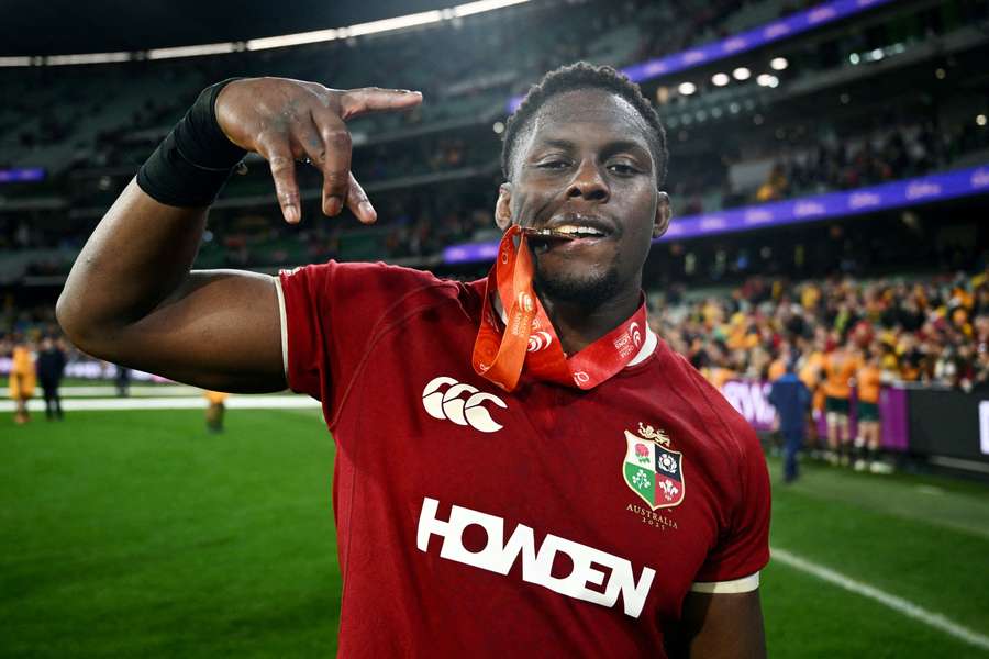 Itoje celebrates series win