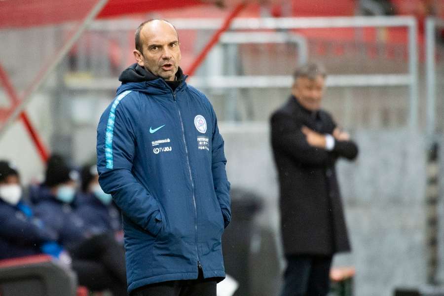 Brunegraf na reprezentačnej lavičke.