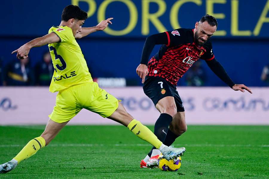 Cardona y Muriqi pugnan por la posesión Cardona y Muriqi pugnan por la posesión